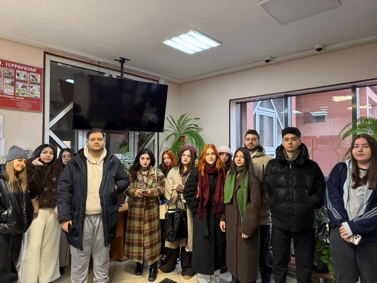 Havalimanında karşılanan öğrenciler